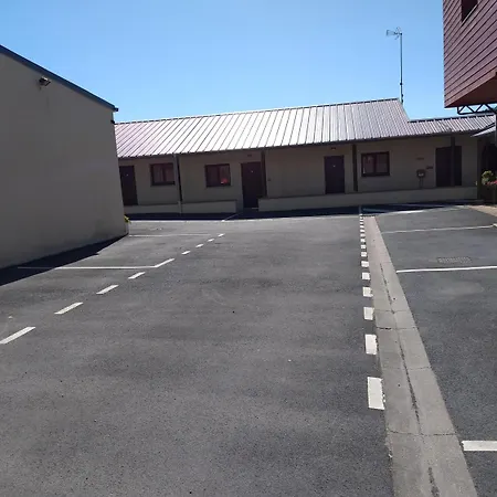 Logis - Les Paturelles מלון Avesnelles