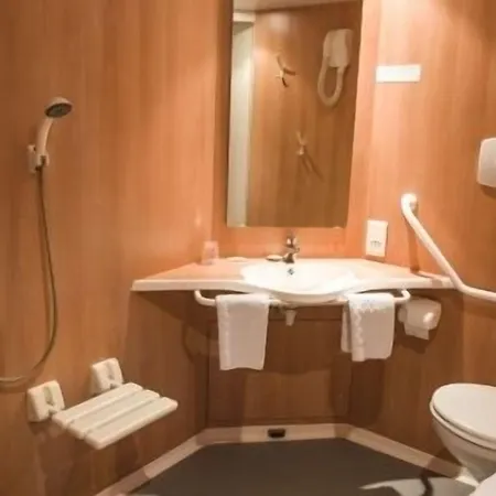 מלון Logis - Les Paturelles