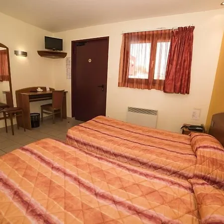 מלון Logis - Les Paturelles