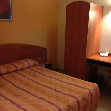 Ξενοδοχείο Logis - Les Paturelles 2*